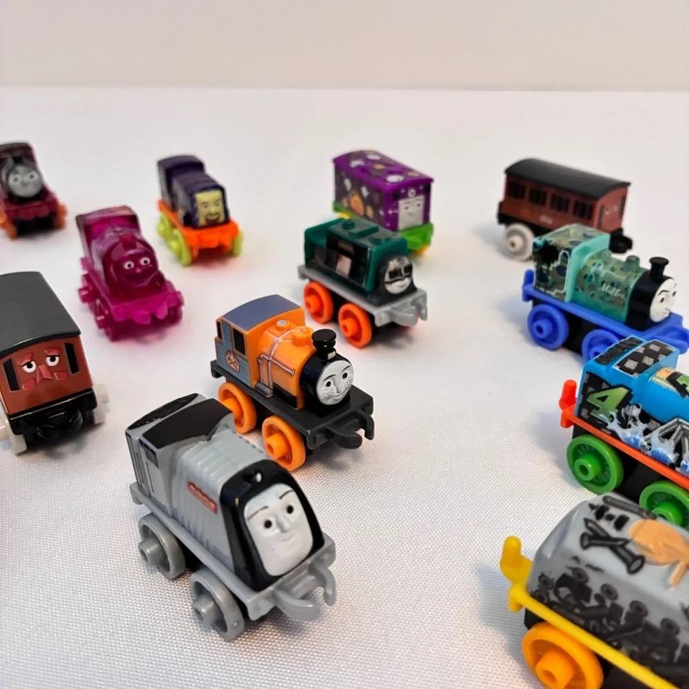 Fisher-Price Thomas & Friends Minis Toy Train 16 Pack Miniature Trains